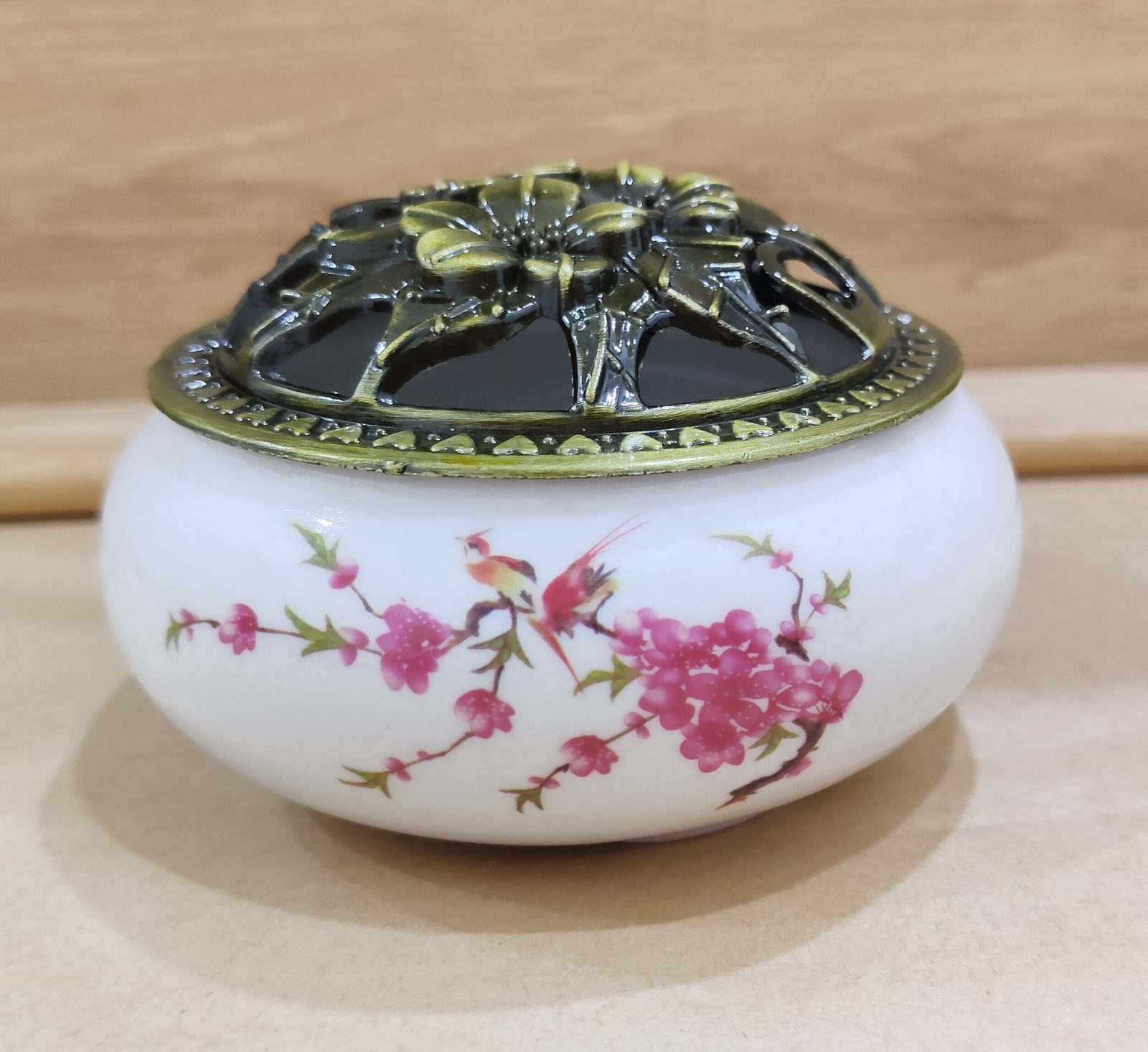 Ceramic censer with various decorative patterns and metal lid