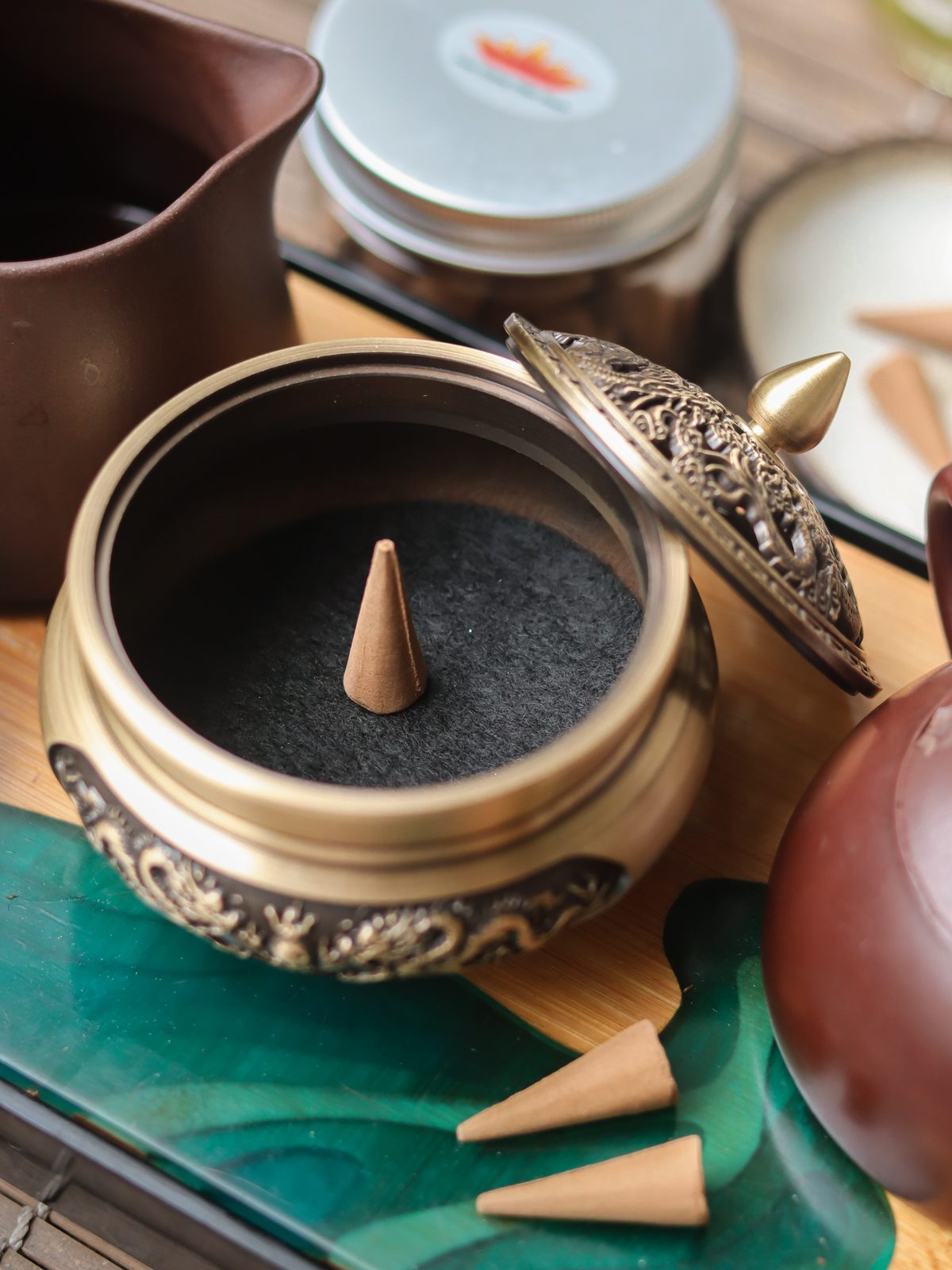 Nụ trầm Hạ Li&ecirc;n khi đang ch&aacute;y