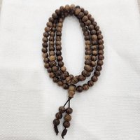 Vòng tay trầm hương 108 hạt 6 mm – trầm hương Việt Nam dạng “banh” từ Tiên Lãnh và Tiên Ngọc, thanh gọn và phù hợp với cổ tay nữ