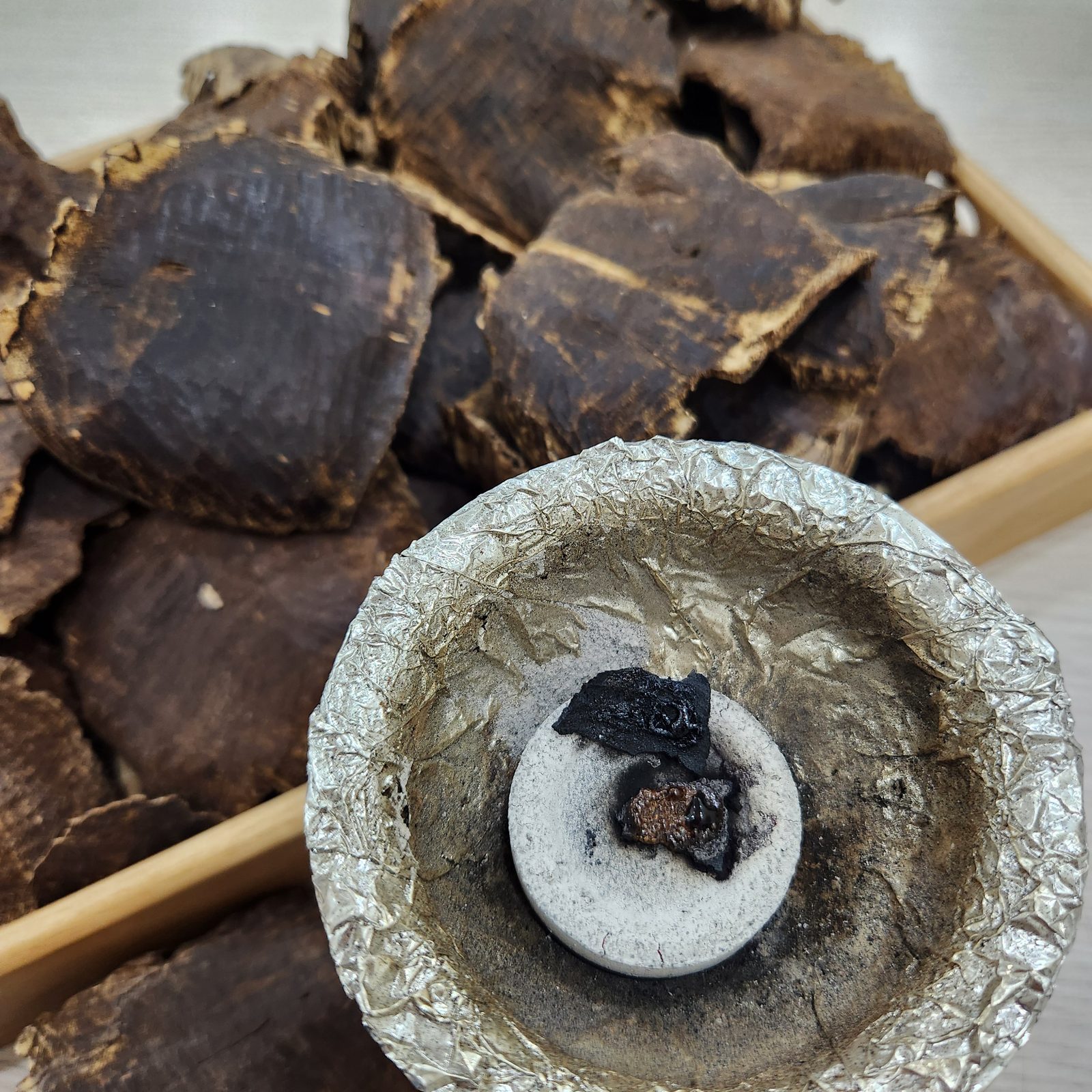 Trầm hương h&agrave;ng vườn cao cấp khi đốt tỏa hương