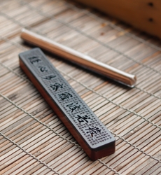 Khay gỗ chữ nhật dùng cho nhang không tăm và nhang nụ – đen đỏ - nhiều họa tiết đặc biệt – họa tiết 